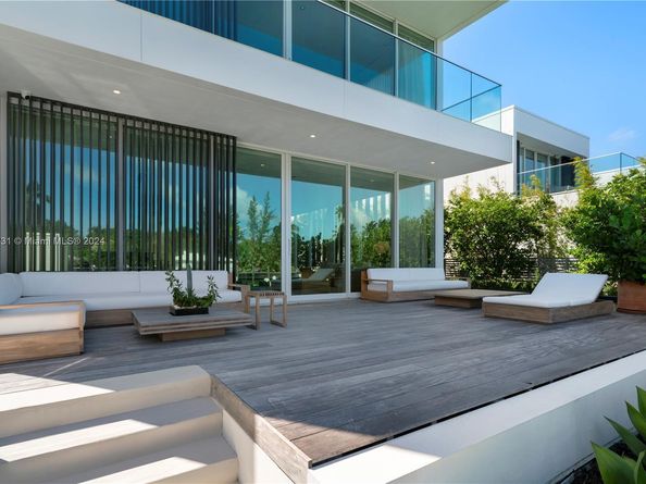 1041 W 48th St, Miami Beach FL 33140