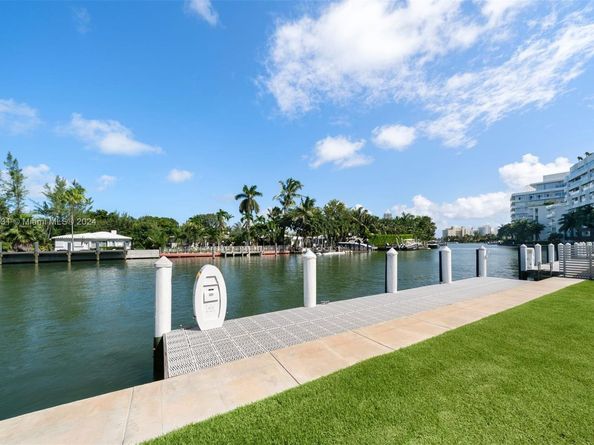 1041 W 48th St, Miami Beach FL 33140