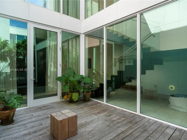 1041 W 48th St, Miami Beach FL 33140