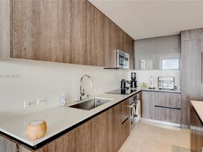 88 SW 7th St 2706, Miami FL 33130