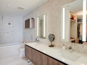 88 SW 7th St 2706, Miami FL 33130