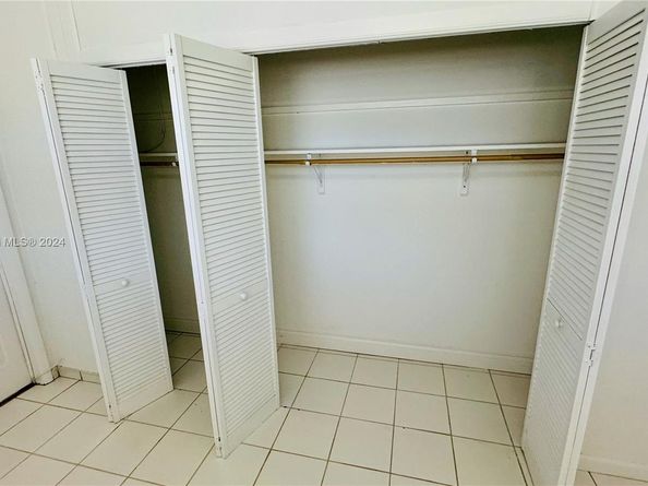 8000 Tatum Waterway Dr 1, Miami Beach FL 33141