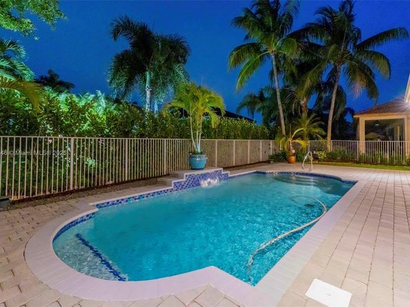 800 Lavender Cir, Weston FL 33327