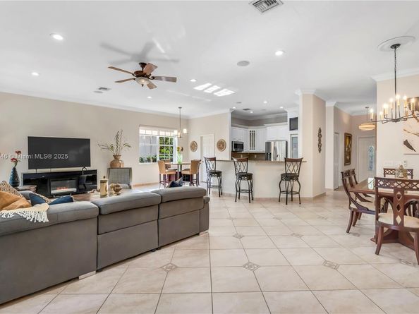 800 Lavender Cir, Weston FL 33327