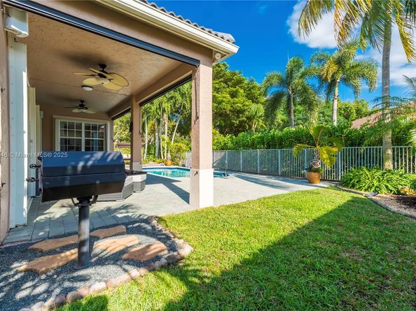 800 Lavender Cir, Weston FL 33327