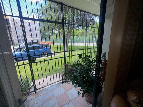 9682 Fontainebleau Blvd 114, Miami FL 33172