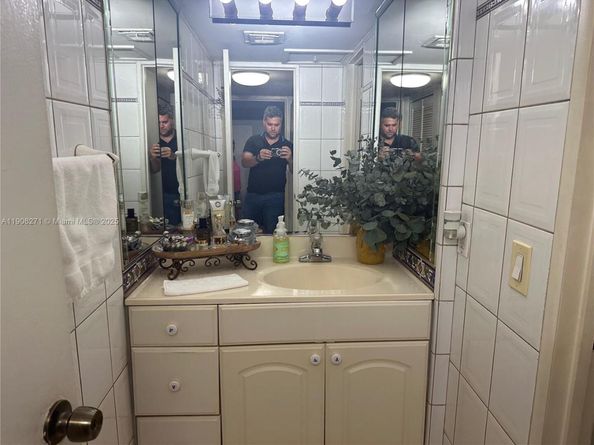 9682 Fontainebleau Blvd 114, Miami FL 33172