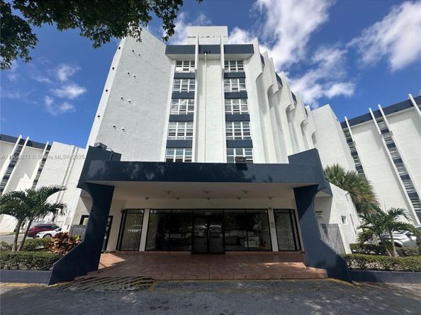 9682 Fontainebleau Blvd 114, Miami FL 33172