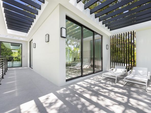 3670 Avocado Ave, Miami FL 33133