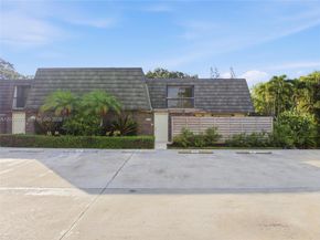 909 9th Ter, Palm Beach Gardens FL 33418