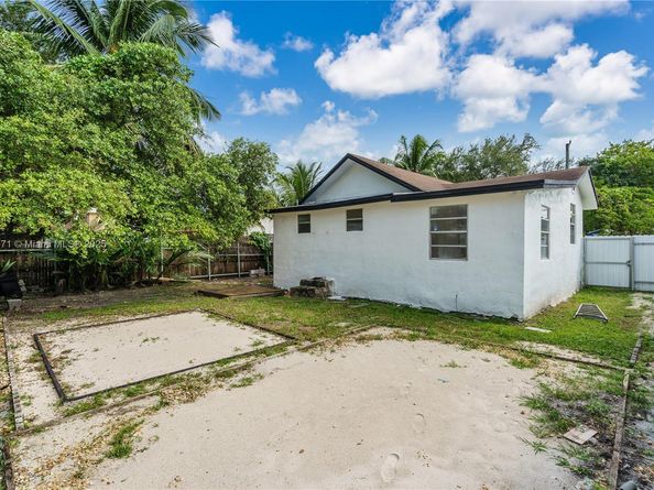 2443 NW 55th St, Miami FL 33142