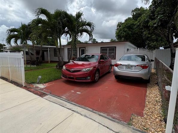 821 E 13th St, Hialeah FL 33010