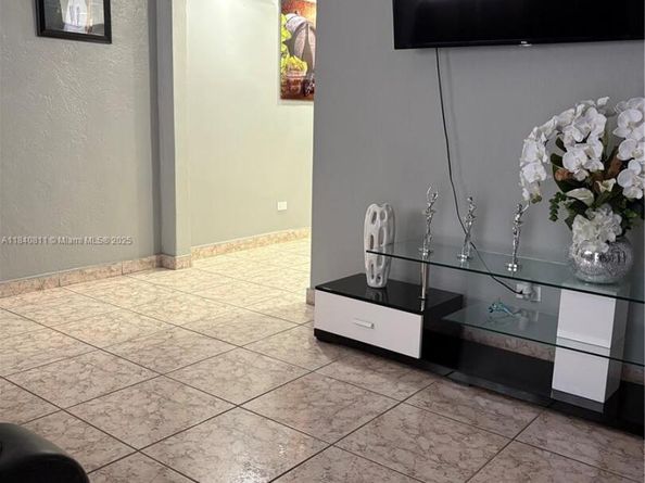 821 E 13th St, Hialeah FL 33010