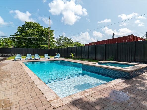 112 NW 10th St, Hallandale Beach FL 33009