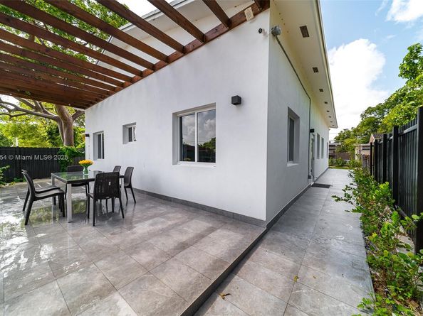 112 NW 10th St, Hallandale Beach FL 33009
