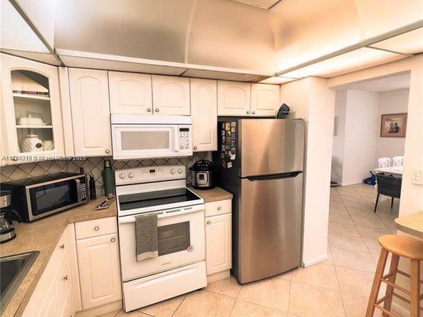 300 Bayview Dr 915, Sunny Isles Beach FL 33160