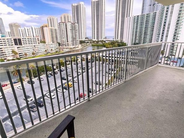 300 Bayview Dr 915, Sunny Isles Beach FL 33160
