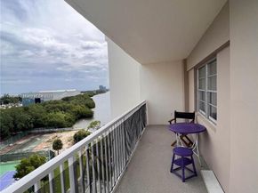 300 Bayview Dr 915, Sunny Isles Beach FL 33160
