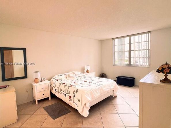 300 Bayview Dr 915, Sunny Isles Beach FL 33160