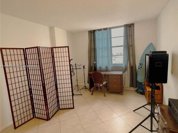 300 Bayview Dr 915, Sunny Isles Beach FL 33160