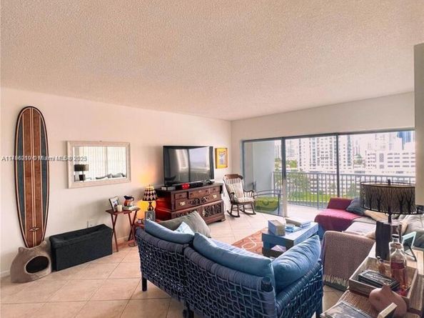 300 Bayview Dr 915, Sunny Isles Beach FL 33160