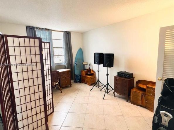 300 Bayview Dr 915, Sunny Isles Beach FL 33160