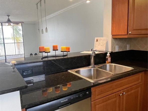 110 Lake Emerald Dr 203, Oakland Park FL 33309