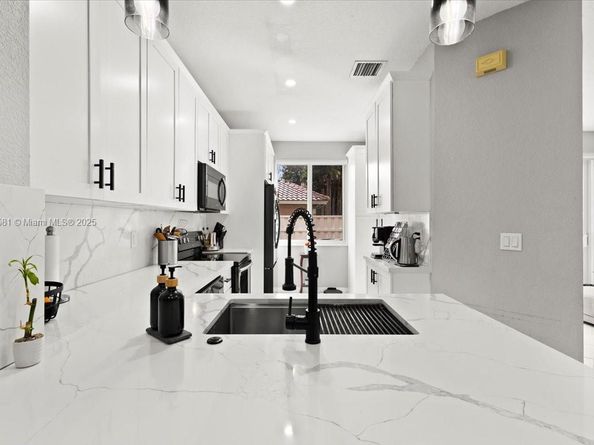 4086 NW 92nd Ave, Sunrise FL 33351