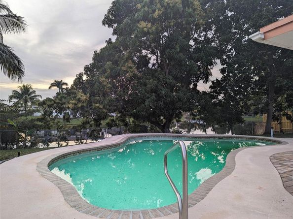 1190 NW 92nd Ave, Pembroke Pines FL 33024