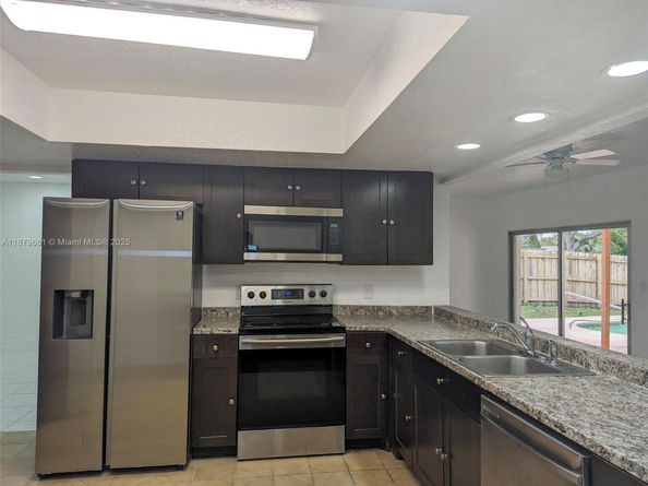 1190 NW 92nd Ave, Pembroke Pines FL 33024