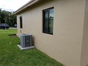 949 NW 10th St, Homestead FL 33030