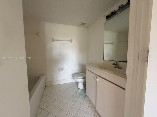945 NE 34th Ave 104, Homestead FL 33033