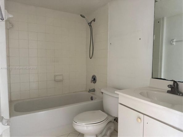 945 NE 34th Ave 104, Homestead FL 33033