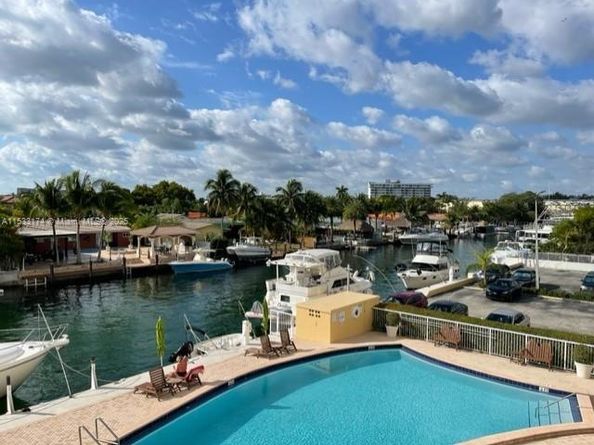 2020 NE 135th St 303, North Miami FL 33181