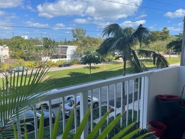 2020 NE 135th St 303, North Miami FL 33181