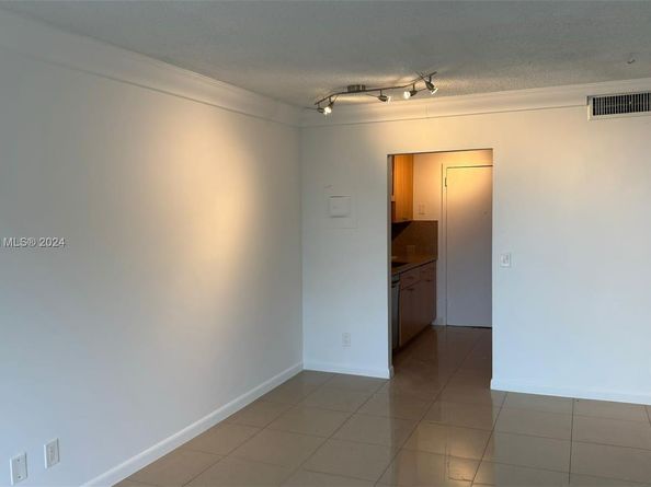 2020 NE 135th St 303, North Miami FL 33181
