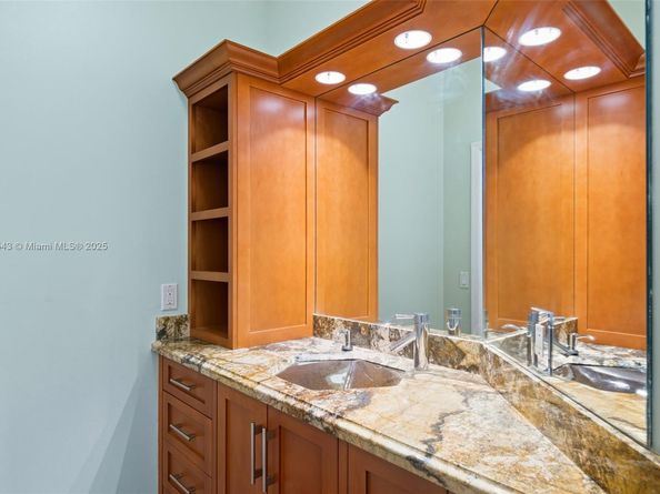 605 SW 15th St, Fort Lauderdale FL 33315