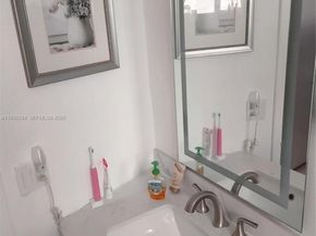 911 W Country Club Cir, Plantation FL 33317