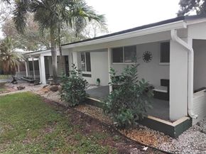 911 W Country Club Cir, Plantation FL 33317