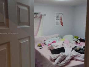 911 W Country Club Cir, Plantation FL 33317