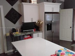 911 W Country Club Cir, Plantation FL 33317