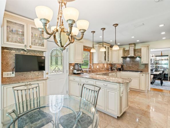21 Kodiak  Drive, Woodbury NY 11797
