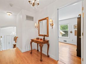 21 Kodiak  Drive, Woodbury NY 11797