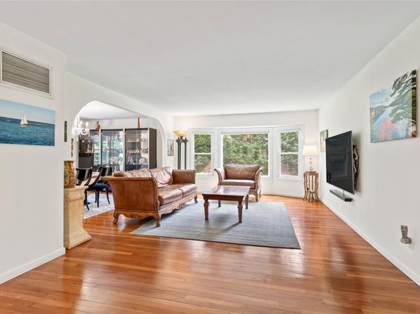 21 Kodiak  Drive, Woodbury NY 11797