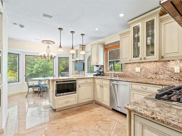 21 Kodiak  Drive, Woodbury NY 11797