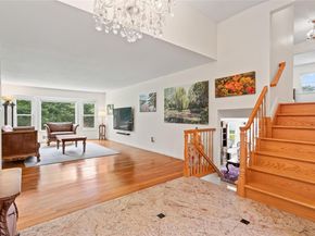 21 Kodiak  Drive, Woodbury NY 11797