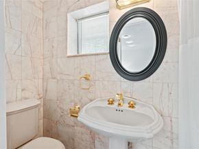 21 Kodiak  Drive, Woodbury NY 11797