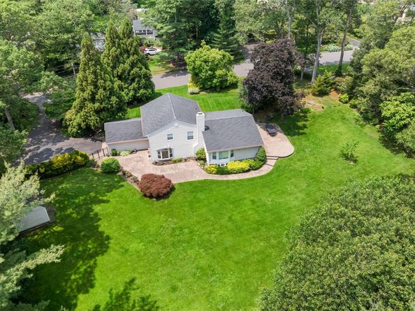 21 Kodiak  Drive, Woodbury NY 11797