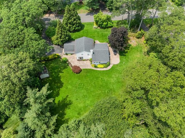 21 Kodiak  Drive, Woodbury NY 11797