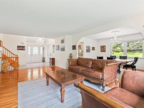 21 Kodiak  Drive, Woodbury NY 11797